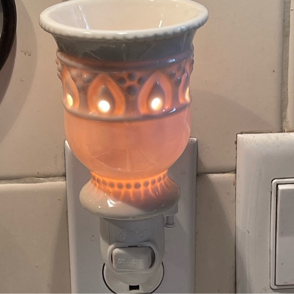 Scentsy Wax Warmer  Plug-In   Nightlight - Picture 4 of 9